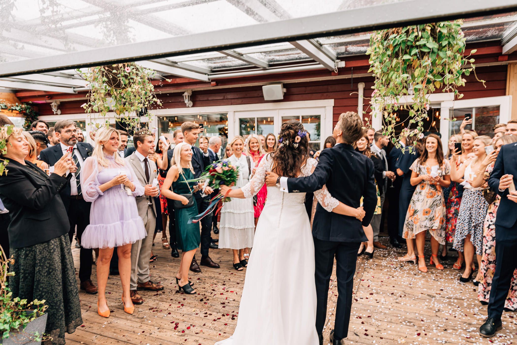 Bröllopspar firas ute på Hotell Furusund