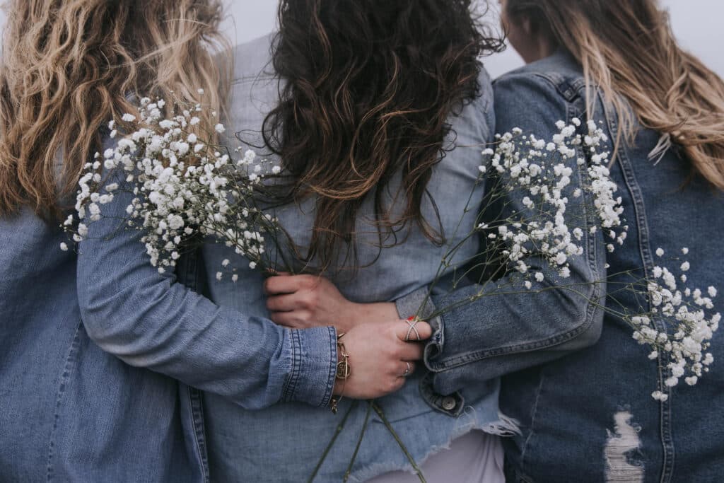 Blommor bakom jackor på möhippa på Hotell Furusund